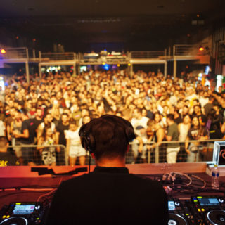 Τις βεντάλιες σας και γρήγορα για χορό