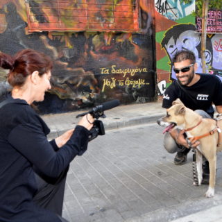 Τα σκυλιά της Αθήνας ως φορείς ελπίδας για ένα πιο ανθρώπινο αύριο