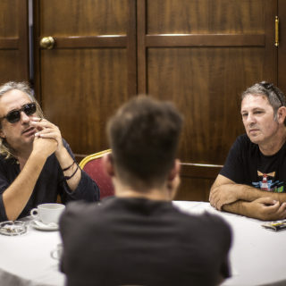 Ο ένας με τις Τρύπες έριξε το τείχος. Ο άλλος με τα Ξύλινα Σπαθιά το θρυμμάτισε. Και μετά η ζωή τους συνεχίστηκε…