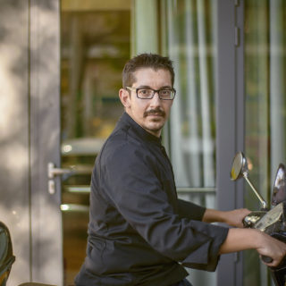 Ο Αλέξανδρος Τσιοτίνης ακούει Μάλαμα και Κατσιμιχαίους ενώ φιλετάρει ψάρια