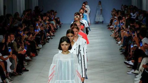 Kολοσσοί της μόδας «λένε όχι» στα πολύ αδύνατα και πολύ νεαρά μοντέλα για πασαρέλα και φωτογράφηση