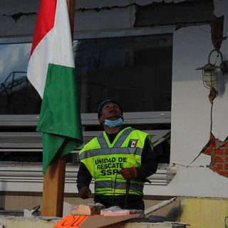 Μεξικό: Άνθρωποι γλιτώνουν την τελευταία στιγμή από κτίρια και συντρίμμια (βίντεο)