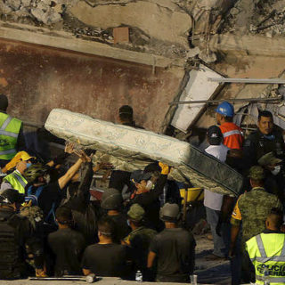 Απεγνωσμένες έρευνες σε σχολείο που κατέρρευσε στην πόλη του Μεξικού