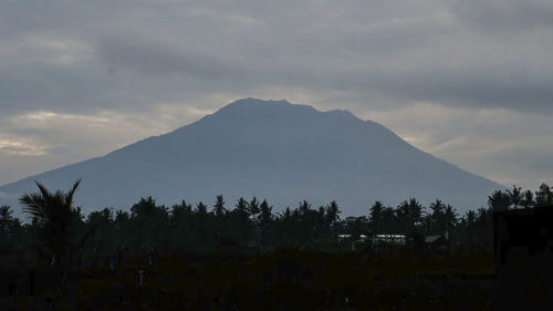 Μπαλί: Χιλιάδες άνθρωποι εγκατέλειψαν τα σπίτια τους υπό την απειλή ηφαιστειακής έκρηξης
