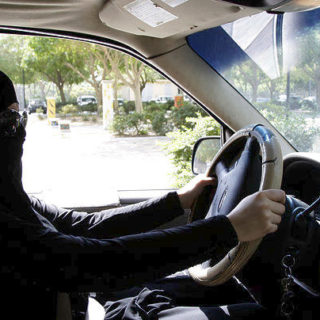 Οι γυναίκες στη Σ. Αραβία αποκτούν για πρώτη φορά το δικαίωμα να οδηγούν