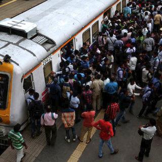 Ινδία: Τουλάχιστον 22 άνθρωποι ποδοπατήθηκαν σε σιδηροδρομικό σταθμό του Μουμπάι