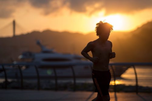 Αρκούν μόνο έως δύο ώρες περπάτημα την εβδομάδα για να μειωθεί ο κίνδυνος πρόωρου θανάτου