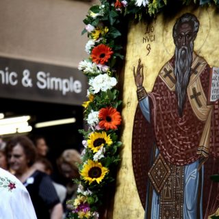 Ο Άγιος στις μπουτίκ του Κολωνακίου