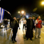 Τρεις συλλήψεις για την επεισοδιακή διαμαρτυρία κατά της παράστασης «Ώρα του Διαβόλου» (εικόνες)