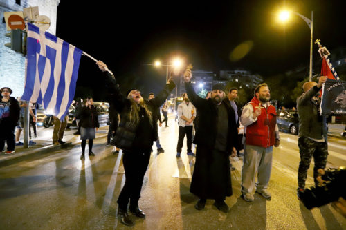 Τρεις συλλήψεις για την επεισοδιακή διαμαρτυρία κατά της παράστασης «Ώρα του Διαβόλου» (εικόνες)