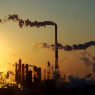 Καπνός βγαίνει από τις καμινάδες χημικού εργοστασίου στο Tianjin της βόρειας Κίνας