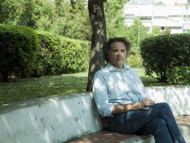 Ο Χρήστος Καρράς Έχει Μια Στέγη Για Να Κάνει Επανάσταση Στην Πόλη