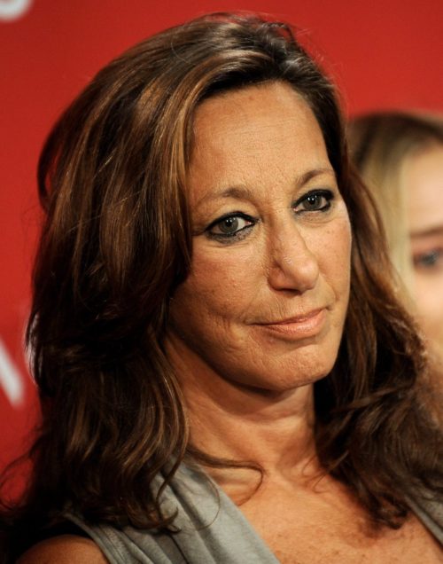 Donna Karan: «Οι γυναίκες σήμερα ντύνονται με τέτοιο τρόπο που δείχνει ότι ψάχνονται για μπελάδες» (βίντεο)