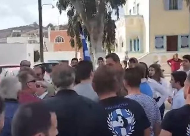 Σαντορίνη: Δικογραφία για τους Χρυσαυγίτες που σταμάτησαν παρέλαση στο Εμπορείο (βίντεο)