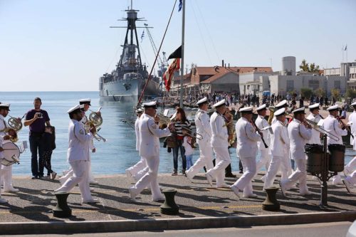 Η μπάντα του Πολεμικού Ναυτικού παίζει… Despacito (βίντεο)