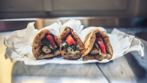 Αύξηση τιμής για το σουβλάκι: Στα τρία ευρώ το τυλιχτό