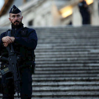 Έκρηξη έξω από κτίριο στο Παρίσι