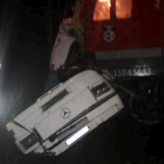 Τουλάχιστον 16 νεκροί από σύγκρουση λεωφορείου με τρένο, στη Ρωσία