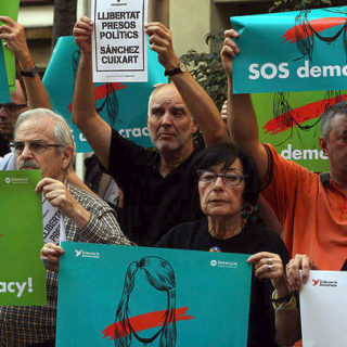 Χιλιάδες Καταλανοί διαδηλώνουν για την απελευθέρωση δύο αυτονομιστών ηγετών