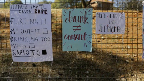 Οι Γαλλίδες κατονομάζουν και εξευτελίζουν όσους τις παρενοχλούν