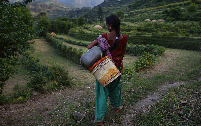 Πιθανότερο ένα κορίτσι από ό,τι ένα αγόρι να κάνει κακό στον εαυτό του στην εφηβεία
