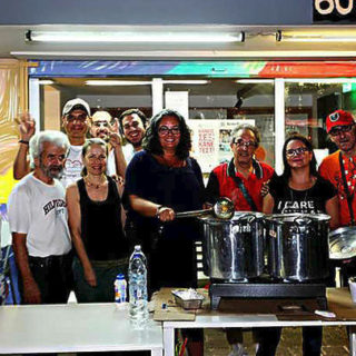 Παραμονή 28ης Οκτωβρίου μια ομάδα εθελοντών συλλέγει κουβέρτες για τους άστεγους της Αθήνας