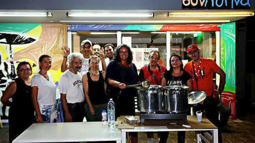 Παραμονή 28ης Οκτωβρίου μια ομάδα εθελοντών συλλέγει κουβέρτες για τους άστεγους της Αθήνας