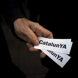 «Ψυχρός πόλεμος» μεταξύ των δύο κύριων αυτονομιστικών παρατάξεων της Καταλονίας σύμφωνα με τα ισπανικά μέσα