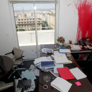 Παρέμβαση του Ρουβίκωνα σε συμβολαιογραφείο στη Χαρ. Τρικούπη [ΒΙΝΤΕΟ]