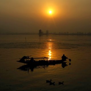 Ένας βαρκάρης στο Dal Lake