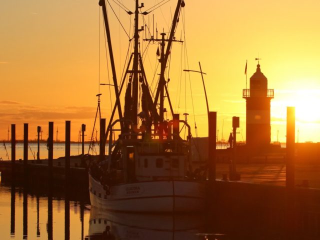Ηλιοβασίλεμα στην εκβολή του ποταμού Weser