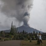 Ινδονησία: Χιλιάδες τουρίστες εγκαταλείπουν το Μπαλί εξαιτίας ηφαιστείου που «ξύπνησε»