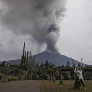 Ινδονησία: Χιλιάδες τουρίστες εγκαταλείπουν το Μπαλί εξαιτίας ηφαιστείου που «ξύπνησε»