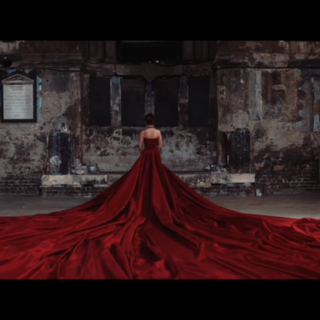 Ένα κατακόκκινο φόρεμα είναι ο πρωταγωνιστής στο νέο video clip της Angelika Dusk