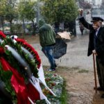 Η συγκινητική φωτογραφία του Μανώλη Γλέζου από το Πολυτεχνείο