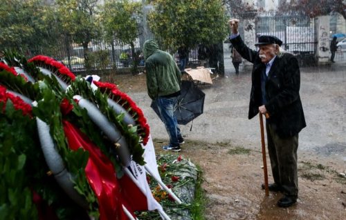 Η συγκινητική φωτογραφία του Μανώλη Γλέζου από το Πολυτεχνείο