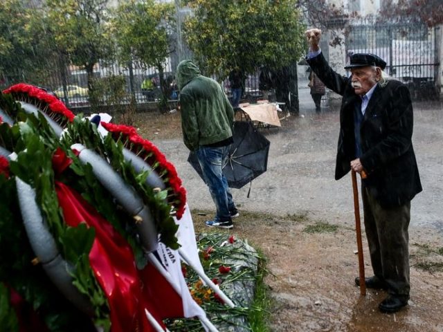 Η συγκινητική φωτογραφία του Μανώλη Γλέζου από το Πολυτεχνείο