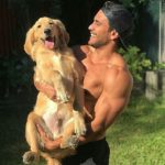 436.000 ακόλουθοι παρακολουθούν ωραίους άντρες να χαϊδεύουν τα σκυλάκια τους