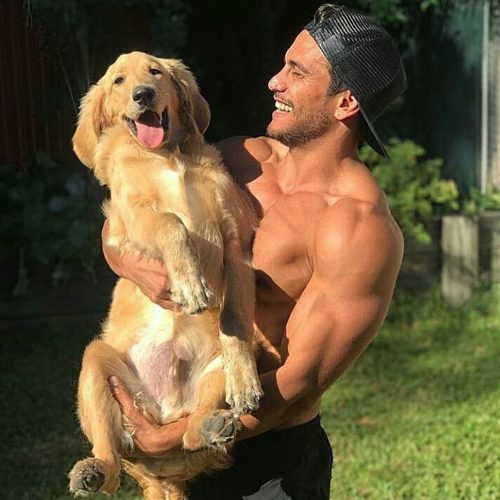 436.000 ακόλουθοι παρακολουθούν ωραίους άντρες να χαϊδεύουν τα σκυλάκια τους