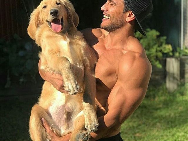 436.000 ακόλουθοι παρακολουθούν ωραίους άντρες να χαϊδεύουν τα σκυλάκια τους