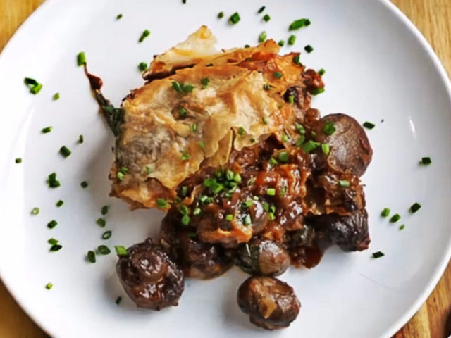 Σήμερα θα φτιάξετε πίτα με καραμελωμένα μανιτάρια και σπανάκι! [ΒΙΝΤΕΟ]