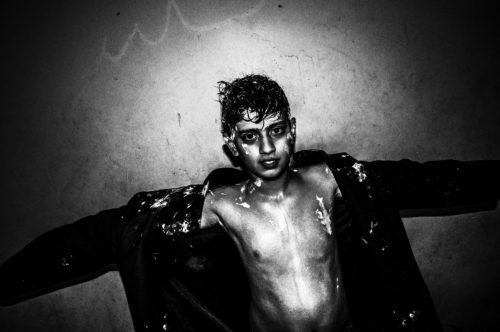 Διαφορετικοί κόσμοι διασταυρώνονται στην έκθεση “Saints & Outsiders”