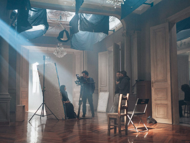 Με την «Πολυ ξένη», η Δώρα Μασκλαβάνου ξαναδίνει σε μία ταπεινή γυναίκα την πεταμένη ζωή της