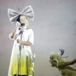 Επιτήδειοι προσπάθησαν να πουλήσουν γυμνές φωτογραφίες της Sia και εκείνη τις δημοσίευσε μόνη της