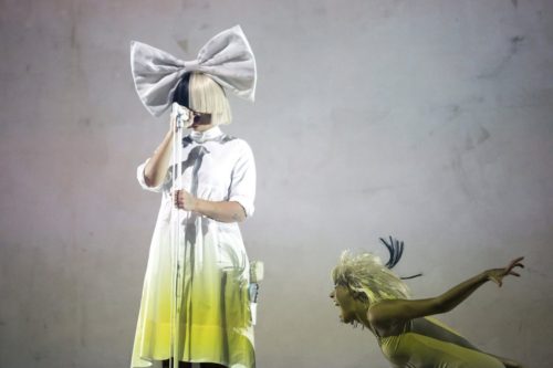 Επιτήδειοι προσπάθησαν να πουλήσουν γυμνές φωτογραφίες της Sia και εκείνη τις δημοσίευσε μόνη της