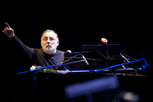 Ο Θάνος Μικρούτσικος εγκαινιάζει τη νέα σειρά συναυλιών Cosmos στο ΚΠΙΣΝ