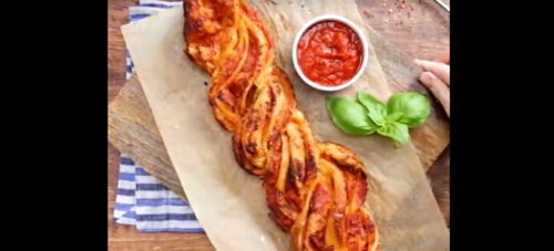 Πίτσα πλεξούδα; Κι όμως υπάρχει και τώρα μπορείτε να την φτιάξετε κι εσείς (βίντεο)