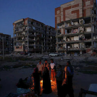 Ιράν: Στους 328 ανήλθε ο αριθμός των νεκρών από τον χθεσινό σεισμό