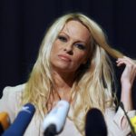 Στο πλευρό των «κίτρινων γιλέκων» η Πάμελα Άντερσον