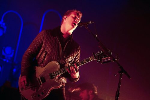 ΗΠΑ: Ο Josh Homme, των Eagles of Death Metal, ζήτησε συγγνώμη από μια φωτογράφο επειδή την κλώτσησε στο κεφάλι